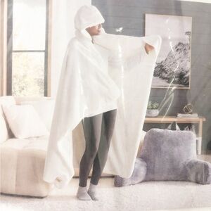 UGG Avery Hooded Throw Snow NWT